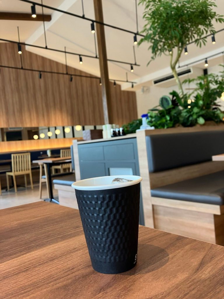 コーヒー、コーヒーカップ、ヤグルマソウの画像のようです